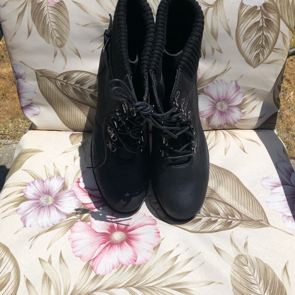 A pair of boots - Picture 2 of 3